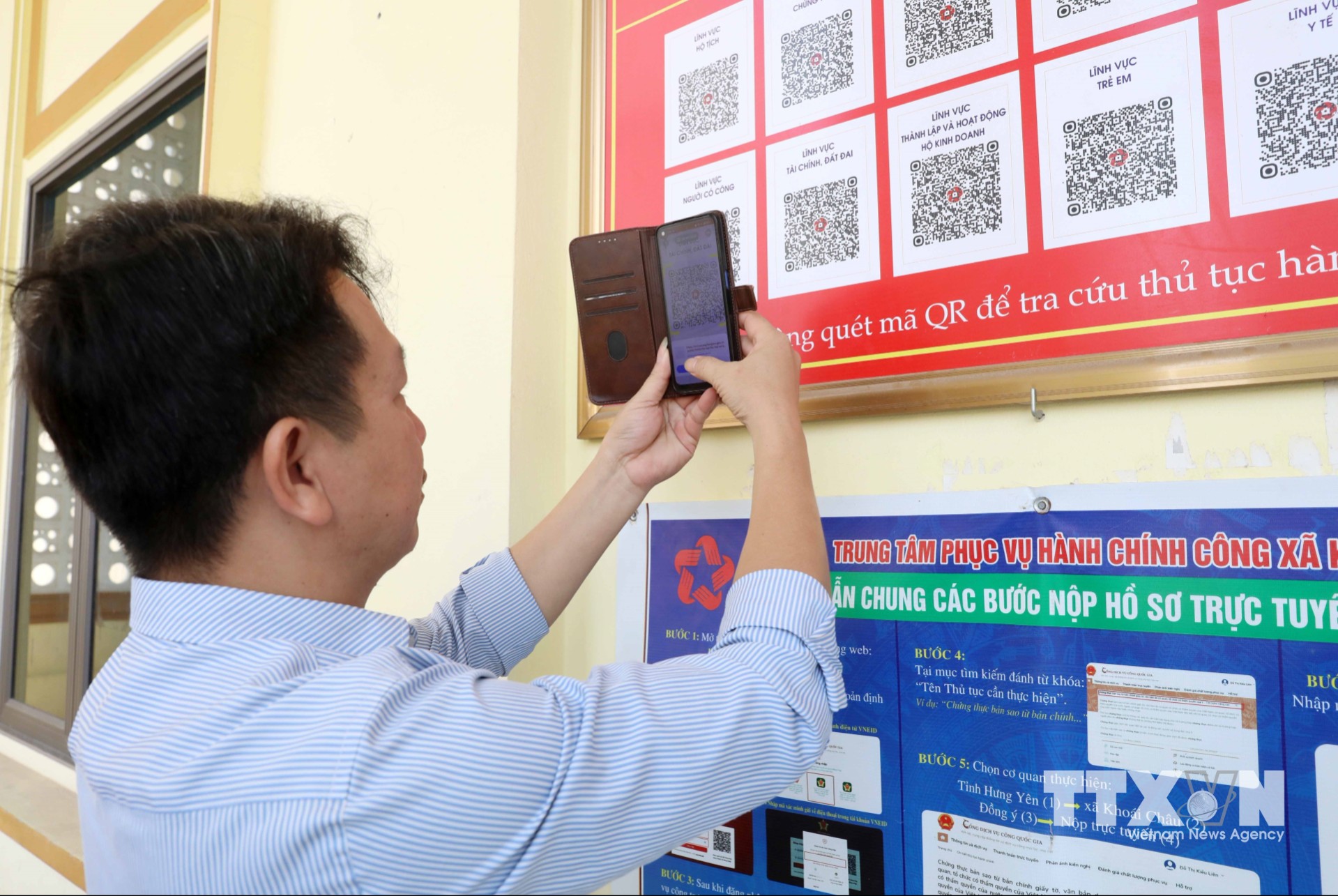 Người dân tra cứu việc thực hiện các thủ tục công trực tuyến tại Nhà Văn hóa thôn An Cảnh, xã Khoái Châu. (Ảnh: Thế Duyệt/TTXVN)